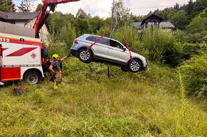 nesreča, avto, Bled | Voznika so oskrbeli reševalci NMP Bled, gasilci pa so osebno vozilo izvlekli. | Foto Gasilci Bled/FB