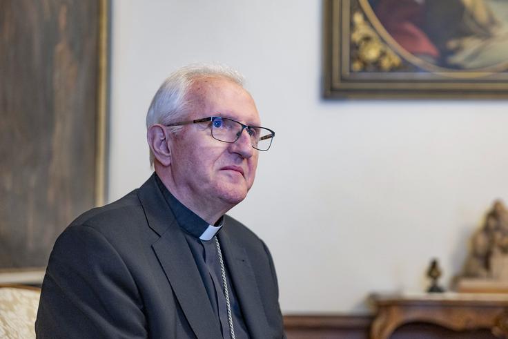 "Tudi mi še ne razumemo in nam še ni jasno, kaj nam Bog pripoveduje s tem zmanjšanjem duhovnih poklicev. To pa je neka tema in pomembno vprašanje, ki ga naslovimo ob vsakem srečanju z župnijami in župnijskimi občestvi," nam zaupa nadškof Zore. | Foto: Ana Kovač