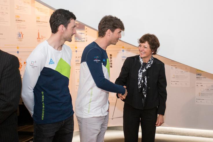 MInistrica v odhodu Maja Makovec Brenčič čestita Žanu Koširju.  | Foto: Urban Urbanc/Sportida
