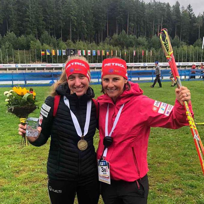 Tudi Živa Klemenčič je z bronom razveselila trenerko Andrejo Mali. | Foto: SloSki