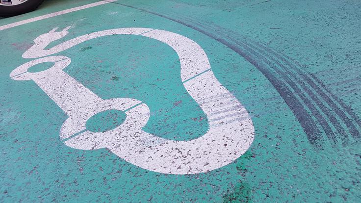 Da, elektromobilnost je še vedno v povojih. Na ključen korak zdaj čakamo avtomobilsko industrijo, ki mora ponuditi boljša vozila za vlogo prvega avtomobila v družini. Prvi primeri so že tu: renault zoe, opel ampera-e, kmalu tesla 3, nato prvi pravi električni volkswagni ... | Foto: Gregor Pavšič