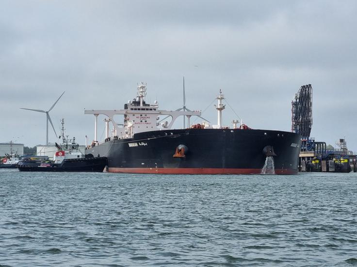 Tanker naftne družbe Adnoc iz ZAE naj bi bil zadet z dvema dronoma.  | Foto: VesselFinder / Posnetek zaslona
