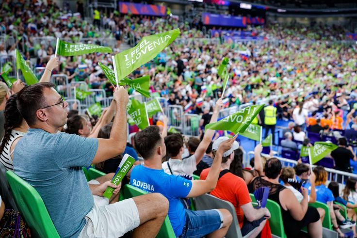 Slovenci so imeli v Stožicah bučno podporo. | Foto: Aleš Fevžer