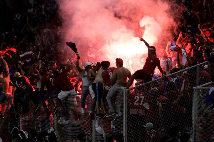Takole goreče so prvo uvrstitev na svetovno prvenstvo lani jeseni proslavljali navijači Paname. | Foto: Reuters