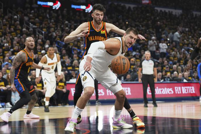 Chet Holmgren Nikola Jokić | Košarkarji Oklahome so se na drugi tekmi konferenčnega polfinala znesli nad Denverjem (149:106) in serijo zmag izenačili na 1:1. | Foto Guliverimage