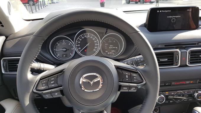 Mazda je za voznike pripravila novo oblikovan volanski obroč. Vgrajen ima poseben obroč, ki skrbi za gretje in se samodejno izklopi pod 30 minutah uporabe. Pri volanskem obroču bi si za boljši občutek želeli le za malenkost debelejši obroč. | Foto: Gregor Pavšič