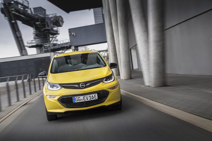 Na Norveškem se bodo cene ampere-e začele pri 299.900 kronah oziroma 33.500 evrih. Po analizi spletnega medija Automotive News Europe bo tako Opel na Norveškem za svoj električni avtomobil zahteval več kot BMW za i3 in Nissan za leafa. Res je, da bodo cene na posameznih trgih precej različne in odvisne od dajatev ter spodbud, ampak Opel vseskozi zagovarja cenovno politiko po načelu dostopnosti tehnike za kar najširši krog uporabnikov. Bo to torej veljalo tudi za ampero-e? | Foto: Opel