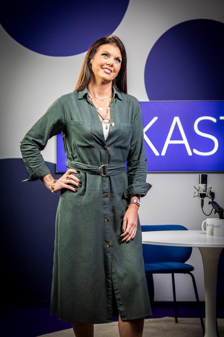 Voditeljica Eva Cimbola je bila v Spotkastu oblečena v oblačila RED by MANA. | Foto: Gaja Hanuna