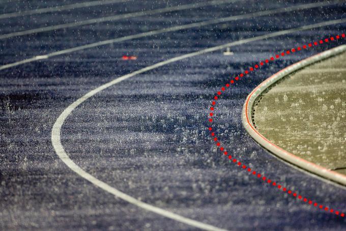 Rdeča črtkana črta ponazarja približno linijo, ki meri 400 metrov. Ta je 30 centimetrov oddaljena od notranje linije. | Foto: Vid Ponikvar