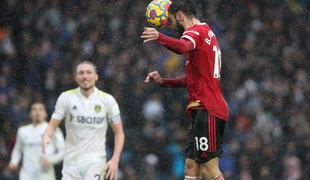 United dobil tekmo s šestimi goli in devetimi kartoni, Tottenham premagal vodilni City