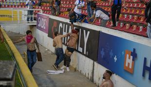 Šokantni prizori na nogometni tekmi: 22 ranjenih, kaj pa smrtne žrtve? #video