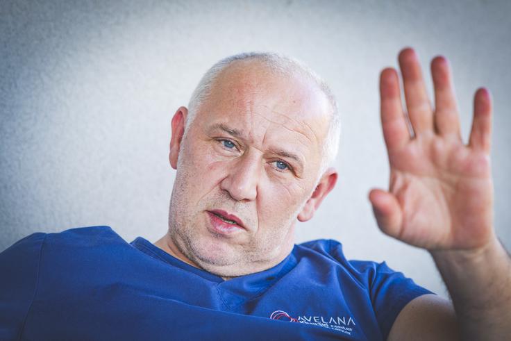 "Če je bil na primer pacient na čakalni listi na 50. mestu, pa je bil medtem že operiran drugje in smo to ugotovili s klicem, ga ni bilo več treba operirati pri nas. Nadaljevali smo z naslednjim pacientom. Če pacienti iz čakalne vrste odhajajo drugam, se lahko čakalna vrsta pri nas samo krajša. Drugače matematika ne dopušča." | Foto: Ana Kovač