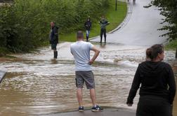 V delih Nemčije zaradi močnih neviht poplavljalo ceste in domove