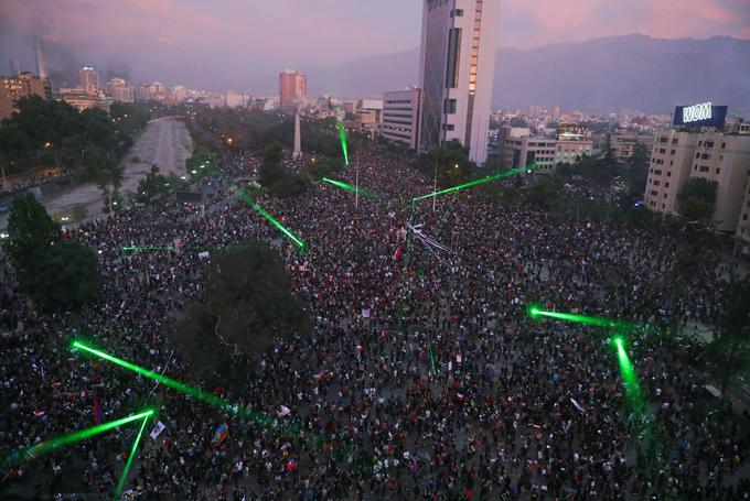 demonstracije protesti Čile Santiago | Foto: Reuters