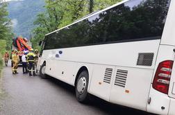 Na kobariškem zdrsnil avtobus in se nagnil nad brežino proti strugi reke Soče #foto