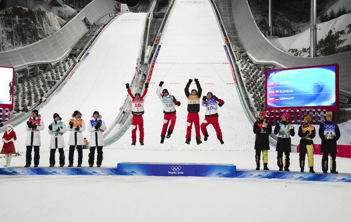 slovenski skakalci ekipna Peking | Slovenski skakalci so na ekipni tekmi na veliki skakalnici osvojili srebrno olimpijsko odličje.  | Foto Guliverimage