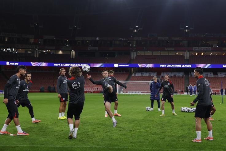 Nogometaši Atletica so v ponedeljek spoznali travnato igrišče na stadionu Emirates, a nato prizorišče zapuščali preznojeni. | Foto: Reuters