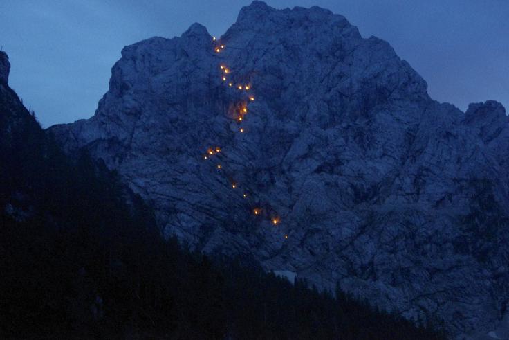 Vsako leto priredijo osvetlitev Ojstrice z baklami. Letos je bil dogodek zaradi slabega vremena že večkrat prestavljen, a kot pravi oskrbnik, še niso vrgli puške v koruzo. | Foto: Facebook