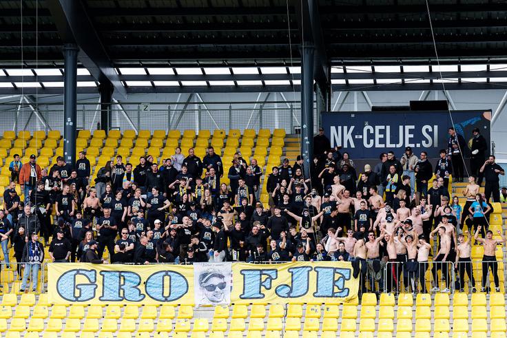 Navijači Celja na tekmah svojih ljubljencev v prihodnji sezoni ne bodo več gledali ekspresnih menjav, s katerimi je strokovno vodstvo grofov "zaobšlo" pravilo NZS. | Foto: Aleš Fevžer