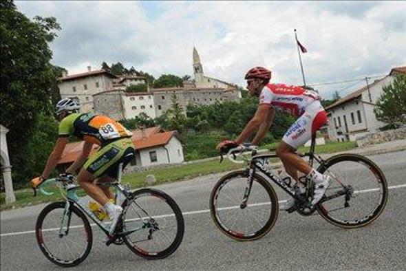 Viviani ahead of Bole, Vrečer in the lead