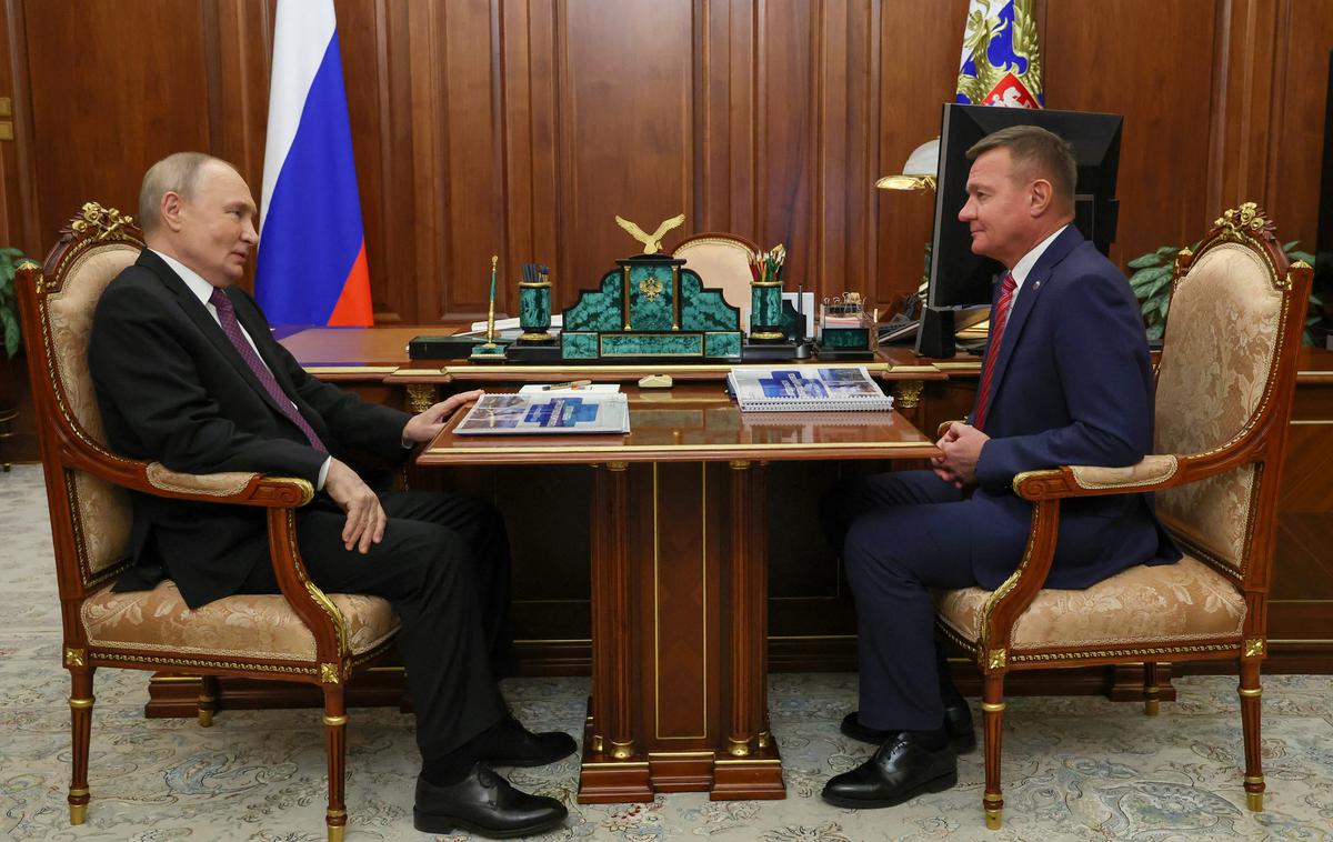 Roman Starovoit, Vladimir Putin | Fotografija januarskega srečanja ruskega predsednika Vladimirja Putina in ruskega ministra za promet Romana Starovoita, ki so ga mrtvega našli le nekaj ur po zadnjem sestanku s Putinom v ponedeljek, 7. julija. | Foto Reuters