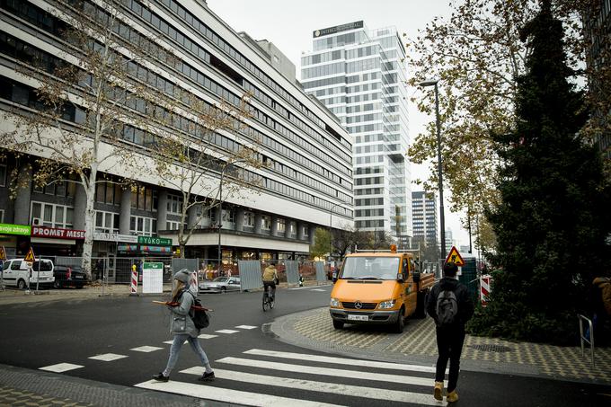 Bavarski dvor nosi ime po nekdanjem istoimenskem hotelu, ki je stal na tem delu mesta. Stavbo, v kateri je deloval, so zgradili v 19. stoletju, porušili pa leta 1962. | Foto: Ana Kovač