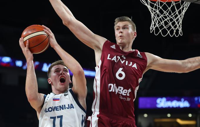 V četrtfinalu EuroBasketa 2017 je krajšo potegnil Latvijec. | Foto: Reuters