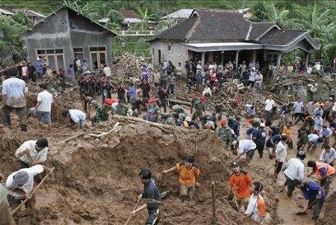 Plazovi v Indoneziji zahtevali življenja najmanj 77 ljudi