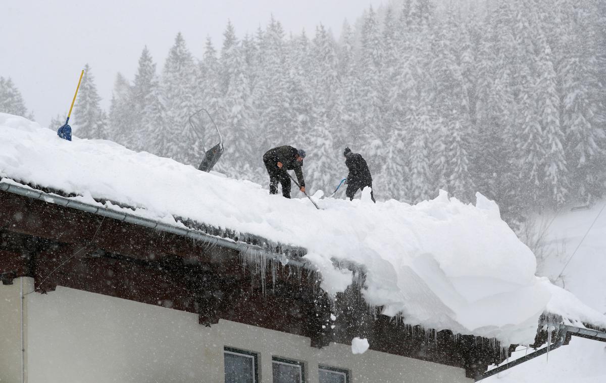 Avstrija sneg | Po besedah vremenoslovcev naj bi ponekod v Avstriji do ponedeljka zapadlo kar tri metre novega snega. | Foto Reuters