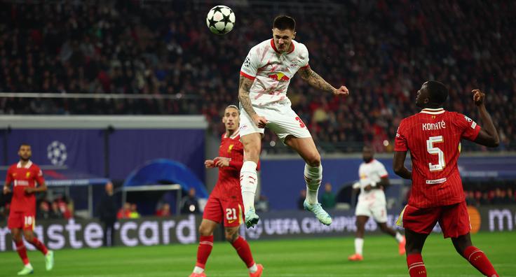 Lani je Benjamin Šeško izgubil z Leipzigom v ligi prvakov proti Liverpoolu (0:1).
: | Foto: Reuters
