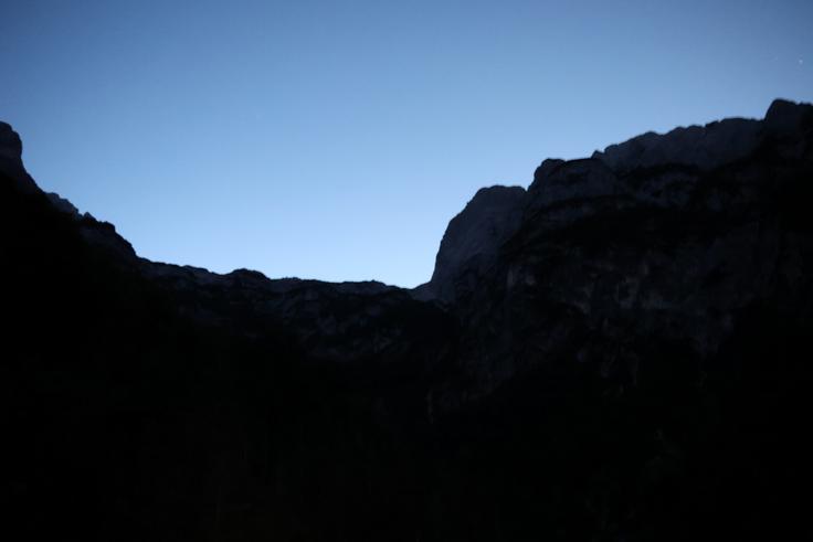 Če štartamo zgodaj zjutraj, bomo takole videli silhueto Kriških podov nad seboj. Ne pozabite na naglavno svetilko. | Foto: Matej Podgoršek