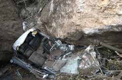 Plaz v Trbovljah zasul vozilo, dve osebi odpeljali v bolnišnico