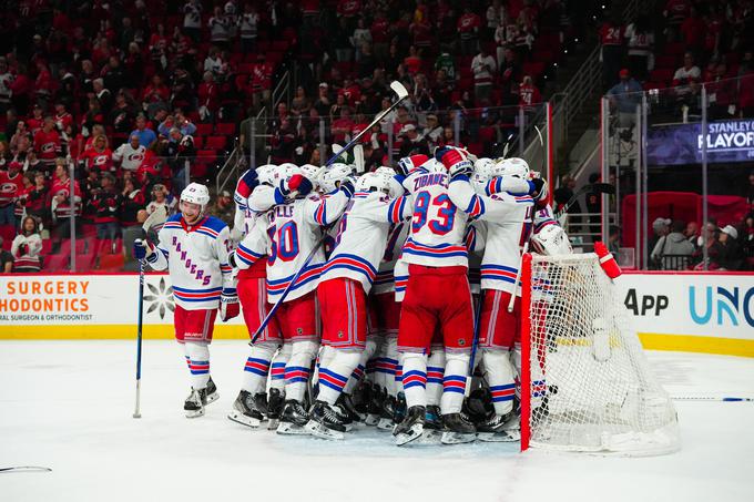 Veselje hokejistov NY Rangers po zmagi v Raleighu. | Foto: Reuters