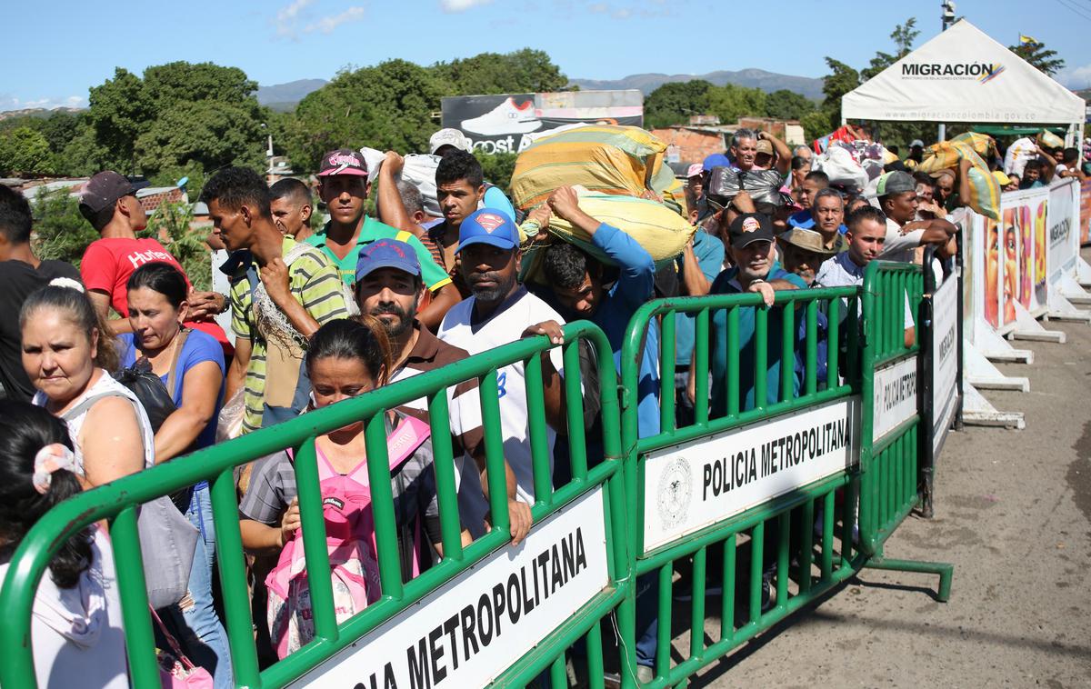 Kolumbija meja | Do poldneva jo je iz Venezuele prečkalo 18.000 ljudi, iz Kolumbije pa 8000, je povedal vodja kolumbijskega urada za migracije Christian Krüger. | Foto Reuters