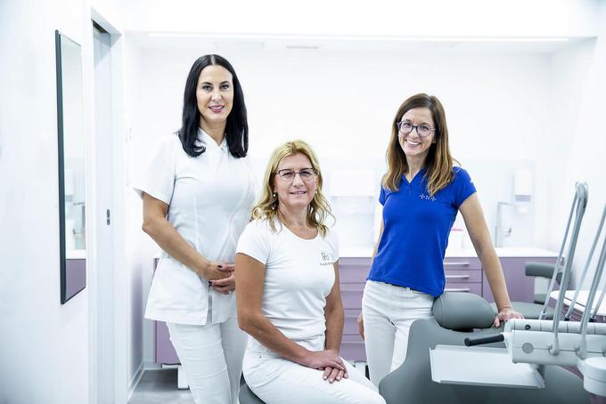 Poleg cele vrste slovenskih zobozdravnikov Premium zobno ščetko VBO priporočata tudi dr. Helena Komljanec (Koper) in dr. Mojca Novljan (Novo mesto), ob njiju pa je snovalka ščetke dr. Vesna Kaloh iz VBO.  | Foto: VBO