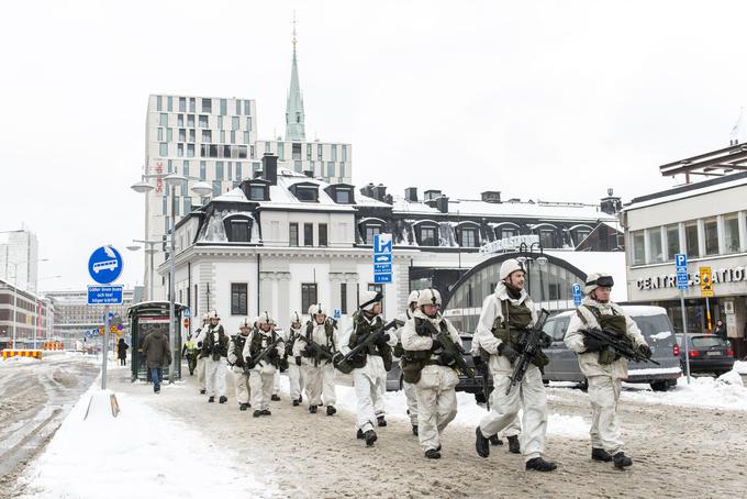 Po poročilu švedske tajne službe Rusi na severu Švedske vohunijo za tamkajšnjimi švedskimi vojaškimi zmogljivostmi. Na fotografiji vidimo švedske vojake na vojaških vajah. | Foto: Guliverimage
