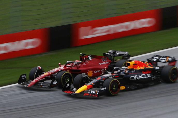 Avstrija Verstappen Leclerc | Leclerc je kar trikrat prehitel Verstappna in končno spet zmagal. | Foto Reuters
