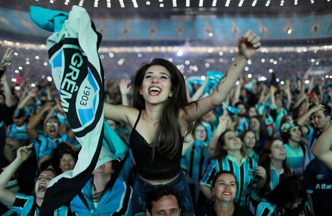 Veselje navijačev Gremia, ki so spremljali prenos dvoboja na velikem zaslonu na štadionu v Porto Alegreju. | Foto: Reuters
