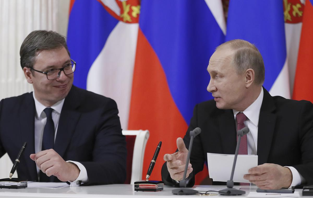 Vladimir Putin Aleksander Vučić |  Srbski predsednik Aleksandar Vučić je poudaril, da ne bodo obrnili hrbta Rusiji, a obenem ostajajo na evropski poti. Srbija je po njegovih besedah vojaško nevtralna, ne pa politično nevtralna država. | Foto Reuters