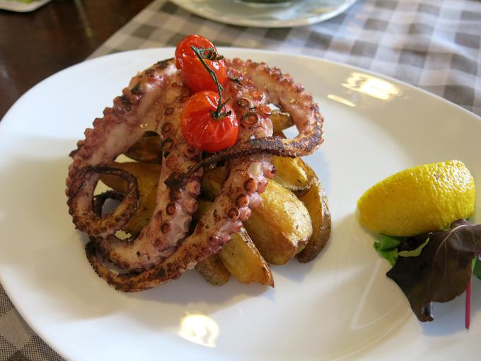 Hobotnica in krompir iz pečice | Foto: Miha First