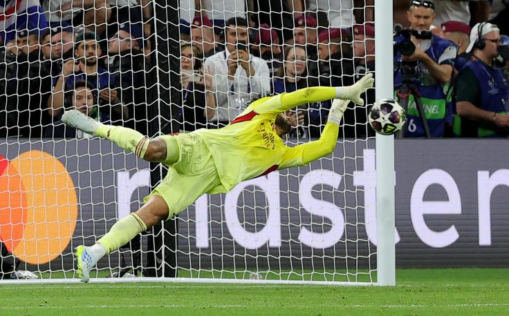 David Raya je ubranil 11-metrovko Nunu Mendesu. | Foto: Reuters