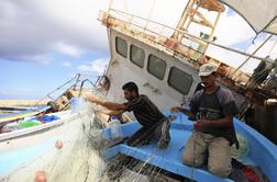 Oboroženi Libijci zajeli italijansko ribiško ladjo