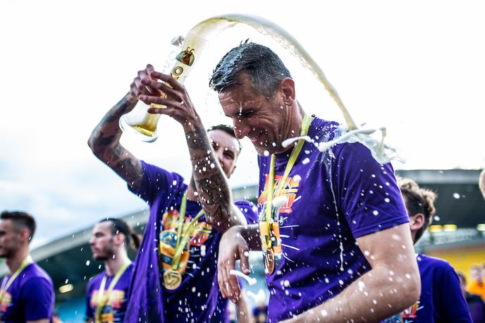 Maribor Slavje | Tako je Amir Dervišević v velikem slavju s pivom zalil ''moščanskega'' soseda Jasmina Handanovića. | Foto Grega Valančič/Sportida