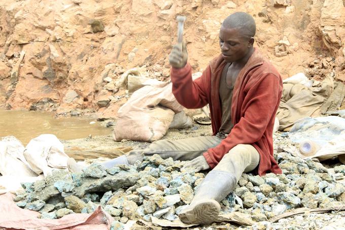 V DRK je ogromno rudnikov, kjer izkop kobaltove rude izvajajo ročno, rudarji pa morajo delati v zelo ozkih rovih, vdihavati prah in pogosto uporabljati primitivno orodje.  | Foto: Reuters
