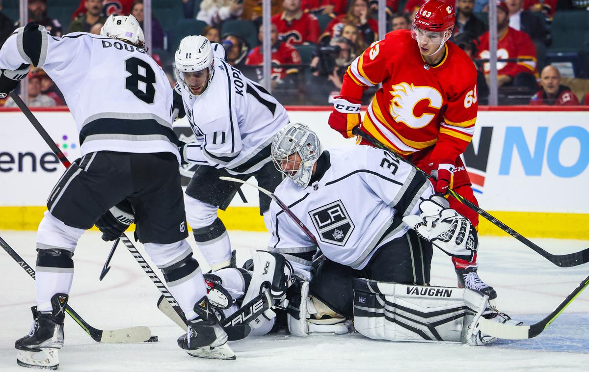 Calgary Flames Los Angeles Kings | Anže Kopitar in soigralci LA Kings so po štirih zaporednih zmagah s 5:6 izgubili pri Calgaryju, ki ga vodi Darryl Sutter. Kanadčan je v letih 2012 in 2014 Kralje popeljal do dveh Stanleyjevih pokalov. | Foto Reuters