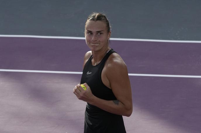 Arina Sabalenka | Belorusinja Arina Sabalenka se bo v polfinalu finalnega turnirja WTA pomerila s Poljakinjo Igo Swiatek. Zmaga ji bo prinesla tudi končno prvo mesto na lestvici WTA. | Foto Guliverimage