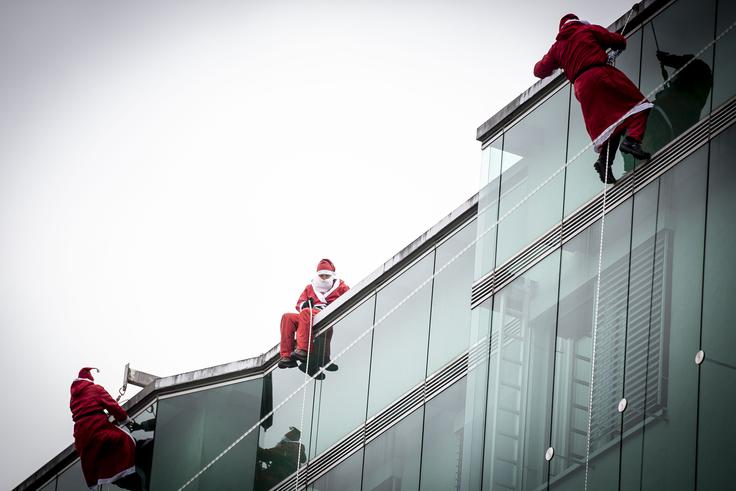 Tradicionalni spust božičkov s strehe Pediatrične klinike Tradicionalni spust božičkov s strehe Pediatrične klinike | Foto: Ana Kovač