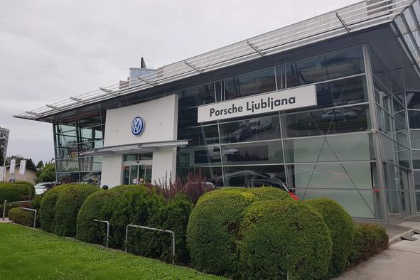 Slovenci po avte, posel cveti: Dobički avtotrgovcev so milijonski