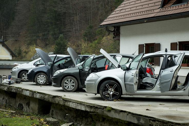V Jelendolu so jo najslabše odnesli Megličevi. V kleti jim je zalilo toplotno črpalko, avtomobile, belo tehniko in orodje.  | Foto: Ana Kovač
