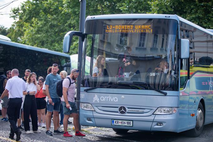 
Glede na izkušnje naših bralcev se poleti zgodi, da je avtobus prepoln in na njem ni prostora za vse, ki so kupili vozovnico. V nekaterih primerih so lahko zasedena tudi stojišča, medtem ko se med vožnjo po avtocesti v skladu z veljavnimi cestno-prometnimi predpisi ne smejo uporabljati.  | Foto: Gaja Hanuna